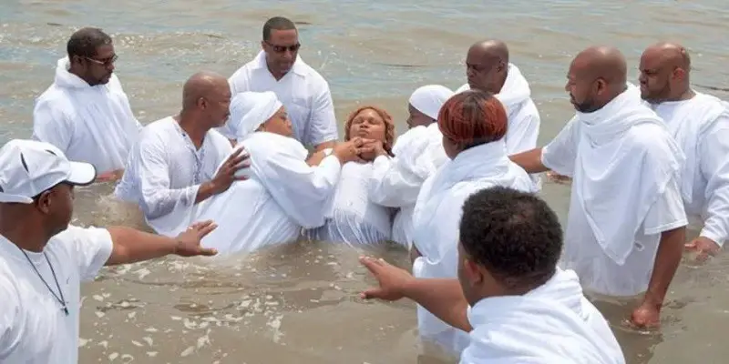 ¿Pueden las mujeres bautizar? - madre secreta