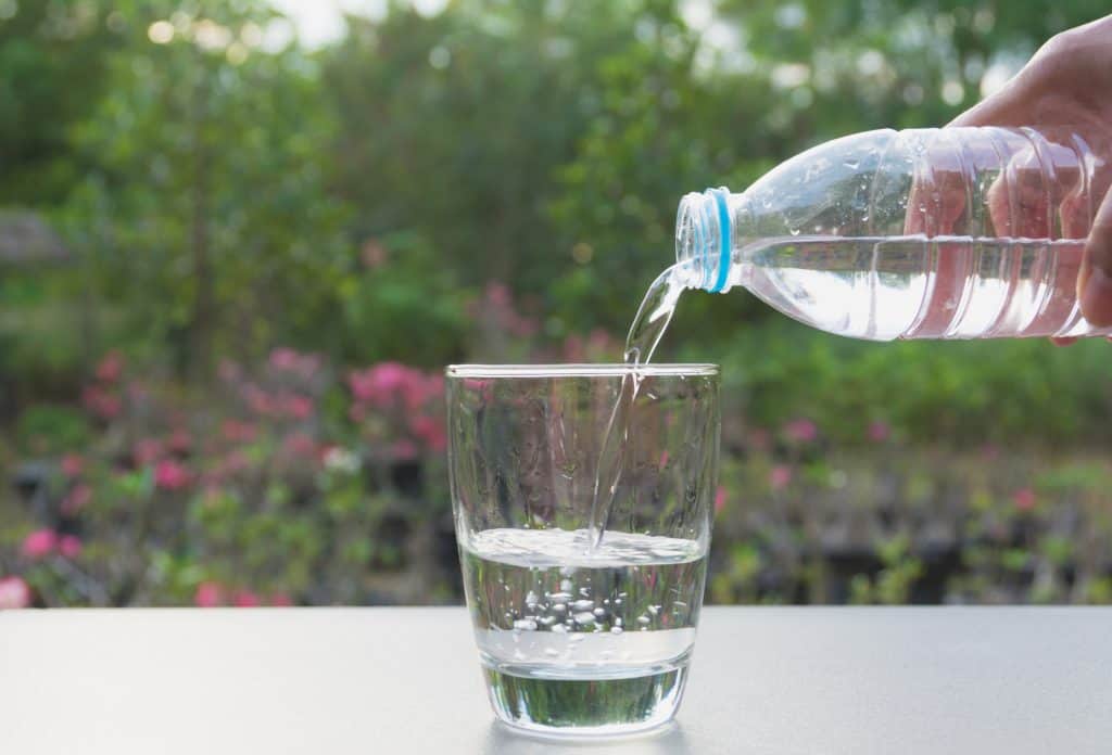 ¿Es seguro beber agua alcalina durante el embarazo?