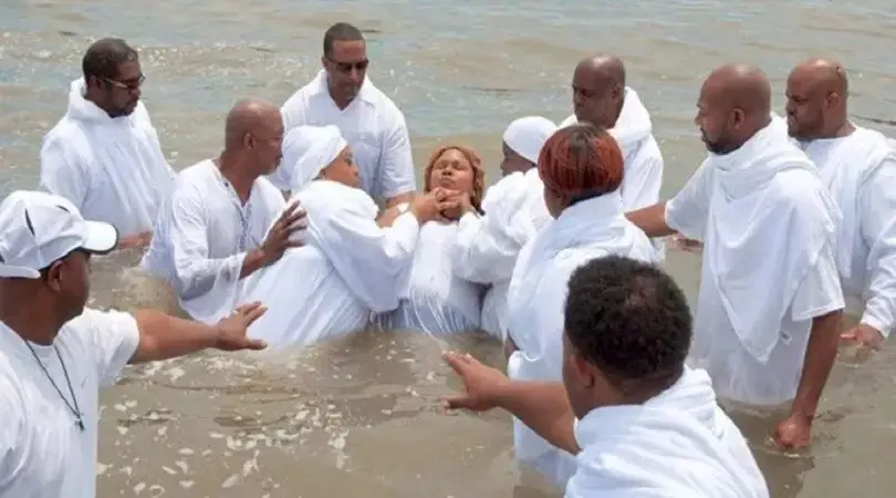 ¿Puede una mujer bautizar a alguien?