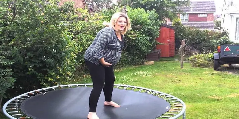 ¿Pueden las mujeres embarazadas saltar en trampolines?