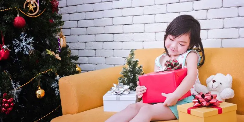 ¿Cuántos regalos debería recibir un niño en Navidad?