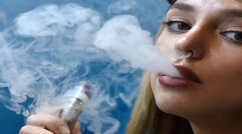 ¿Qué modelo explica por qué fuma una joven?