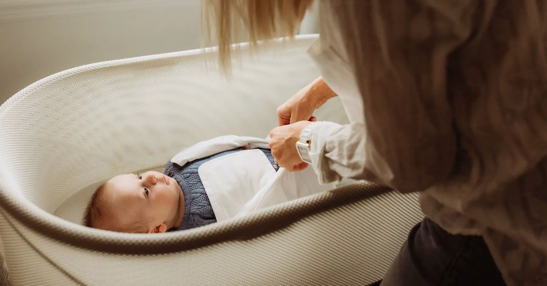 ¿Puede un bebé asfixiarse en el lateral del moisés? Una advertencia de lectura obligada para los padres
