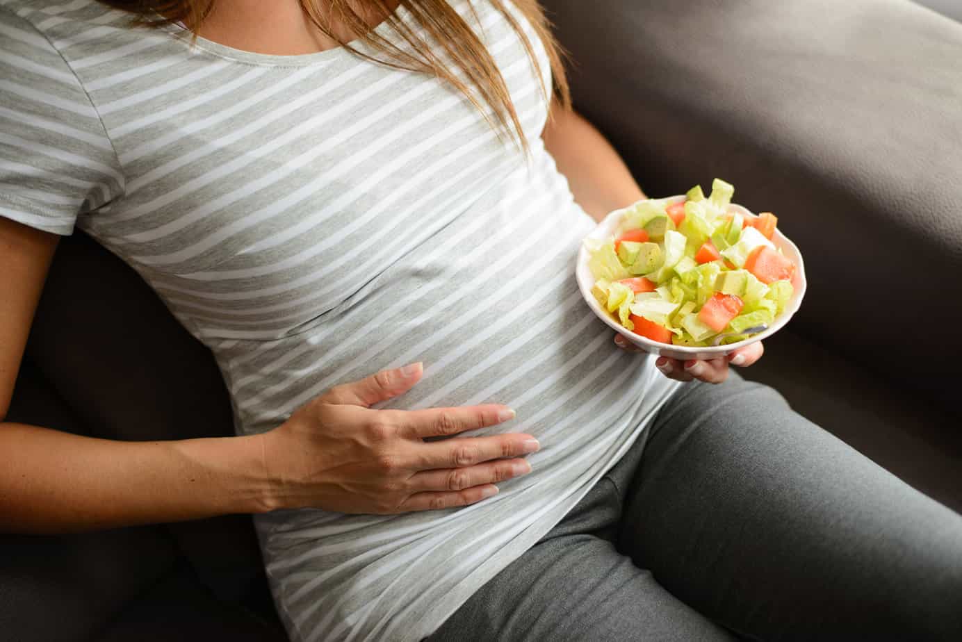 ¿Embarazada y te sientes llena después de comer? Qué hacer (por trimestre)