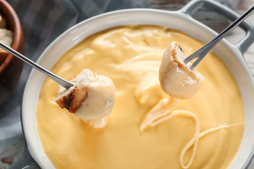 ¿Pueden las mujeres embarazadas comer fondue de queso? ¿Es seguro?