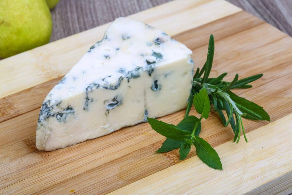 ¿Pueden las mujeres embarazadas comer queso azul? ¿Es seguro?